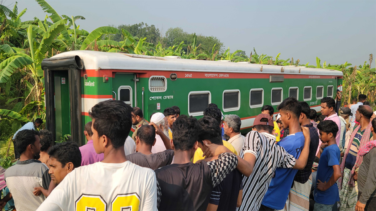 ৫ ঘণ্টা পর ঢাকার সঙ্গে উত্তরবঙ্গের রেল যোগাযোগ স্বাভাবিক