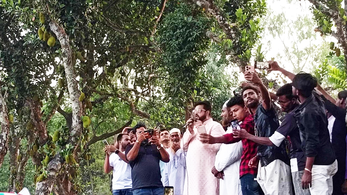 প্রার্থীর নির্বাচনী প্রচারণায় চিত্রনায়ক ওমর সানি তেঁতুলিয়ায়