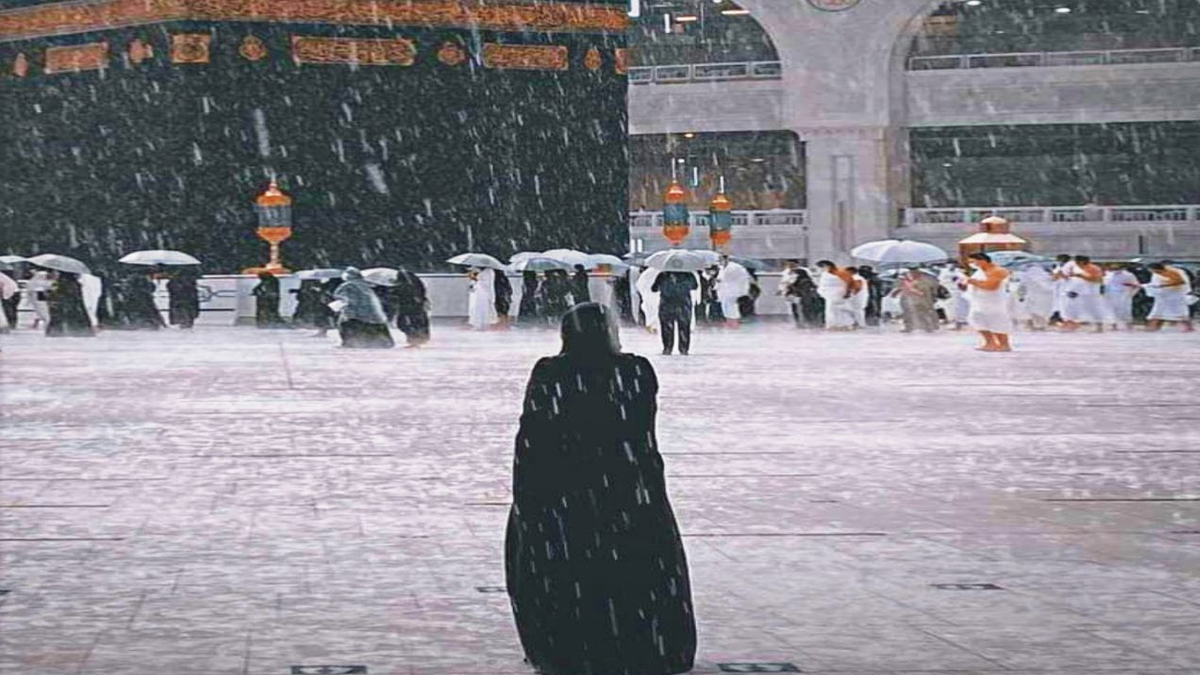 মানুষ নিরাশ হয়ে যাওয়ার পর তিনিই বৃষ্টি বর্ষণ করেন এবং তার রহমত ছড়িয়ে দেন: সূরা শুরা