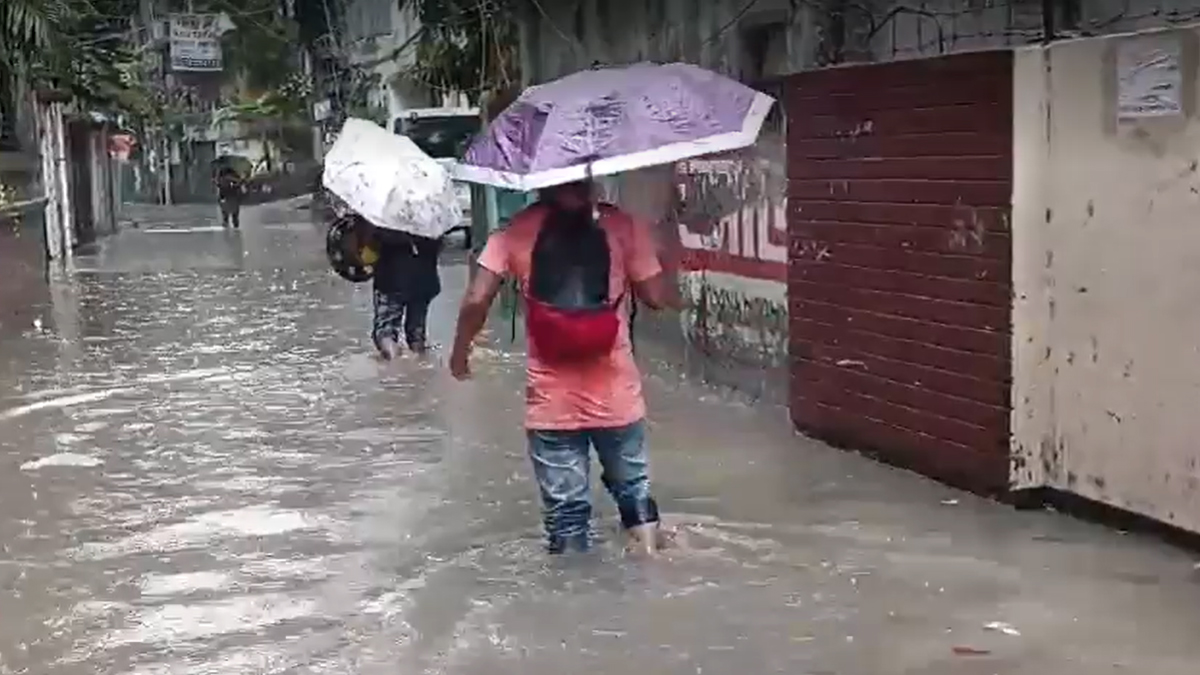ভারী বর্ষণে রাজধানীতে হাঁটু পানি, ভোগান্তিতে নগরবাসী