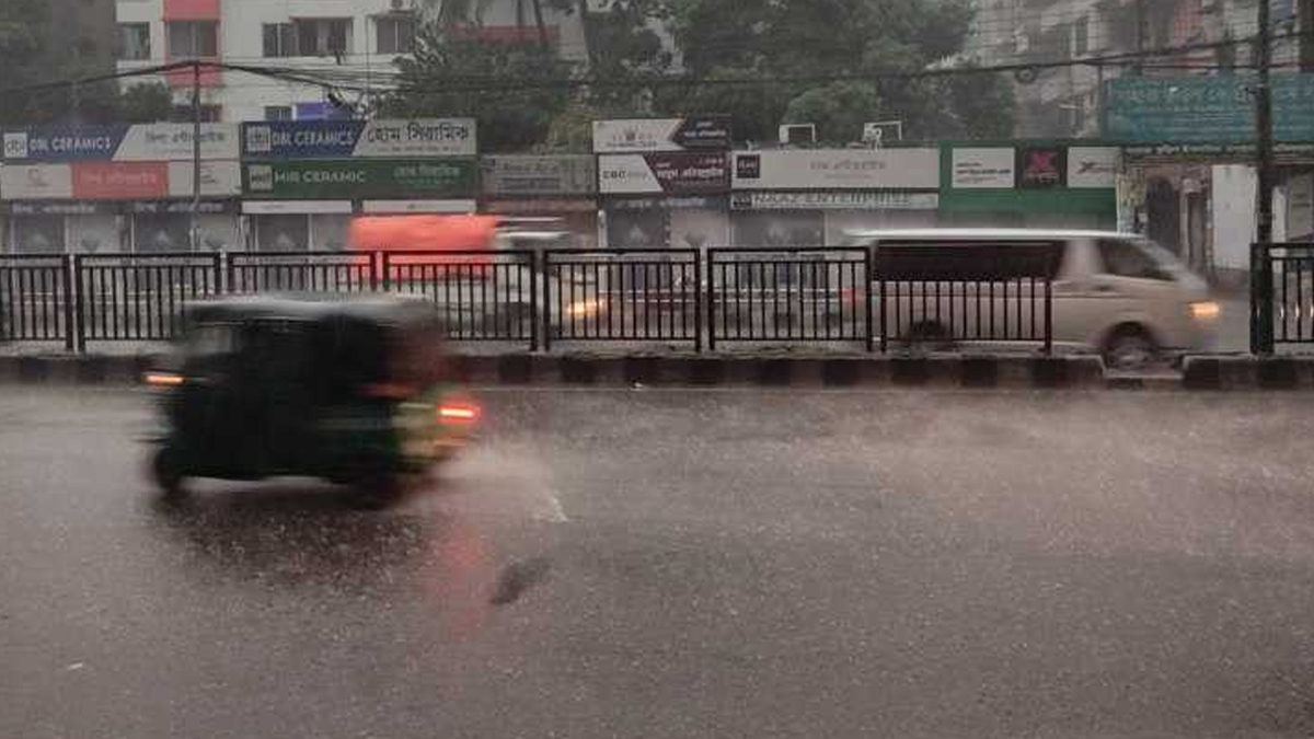 বৃষ্টিভেজা স্নিগ্ধ সকালের দেখা পেলো রাজধানীবাসী