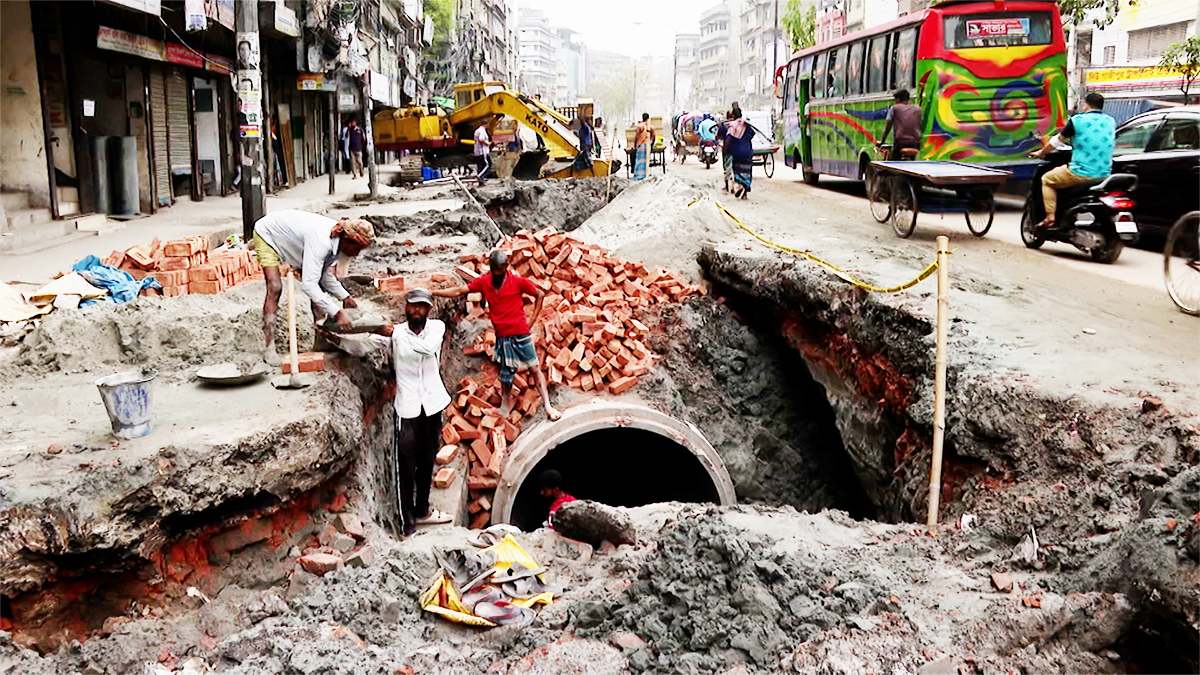 রাজধানীতে দেড় শতাধিক সড়কে খোঁড়াখুঁড়ি: বর্ষায় পরিস্থিতি ভয়াবহ হওয়ার শঙ্কা