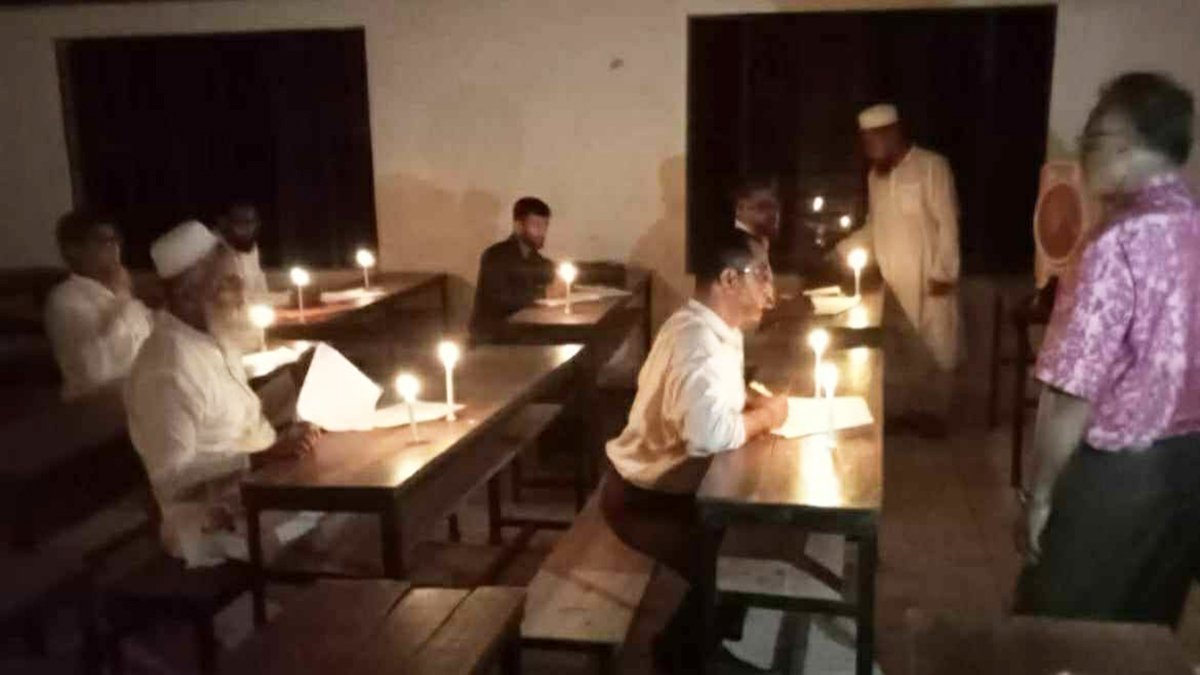 মোমবাতি জ্বালিয়ে রাতে নিয়োগ পরীক্ষা, ‘বিদ্যুৎবিভ্রাট’ বলছে কর্তৃপক্ষ
