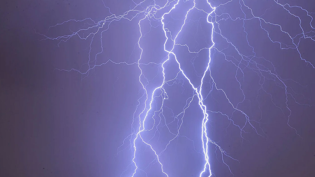 চলতি মৌসুমে শক্তিশালী বজ্রপাতের শঙ্কা