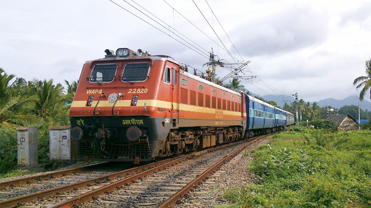 চলন্ত ট্রেনে স্ত্রীকে ৩ তালাক দিয়ে পালালো স্বামী