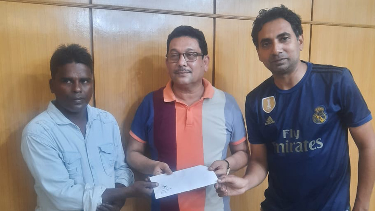 ফরিদপুরে পুরস্কার পেলেন জীবন্ত রাসেলস ভাইপার ধরা ৩ জন