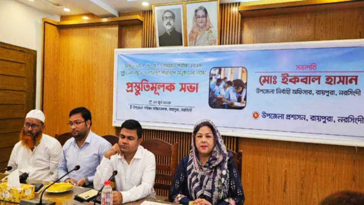 ছাগলকাণ্ড: ১৪ দিন পর জনসম্মুখে রায়পুরা উপজেলা চেয়ারম্যান লাকী, এড়িয়ে গেলেন সাংবাদিকদের