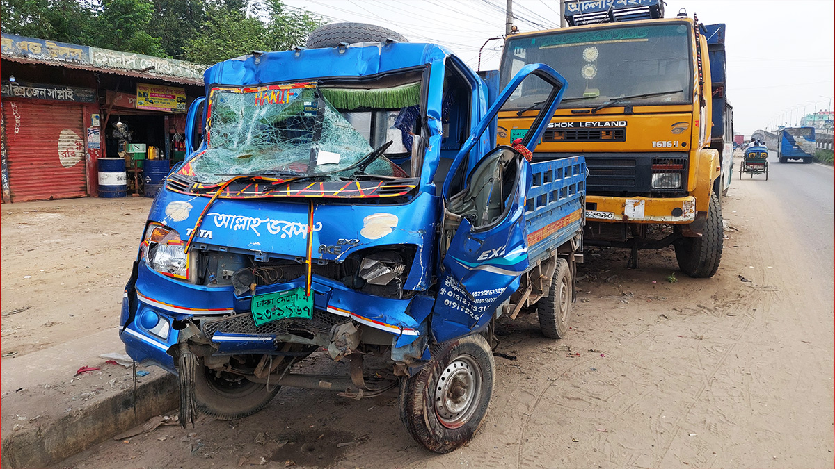 ট্রাকের পেছনে পিকআপের ধাক্কা, নিহত ২