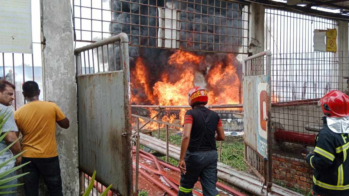 ফতুল্লায় তেলবোঝাই ট্রলারে আগুন, দগ্ধ ১