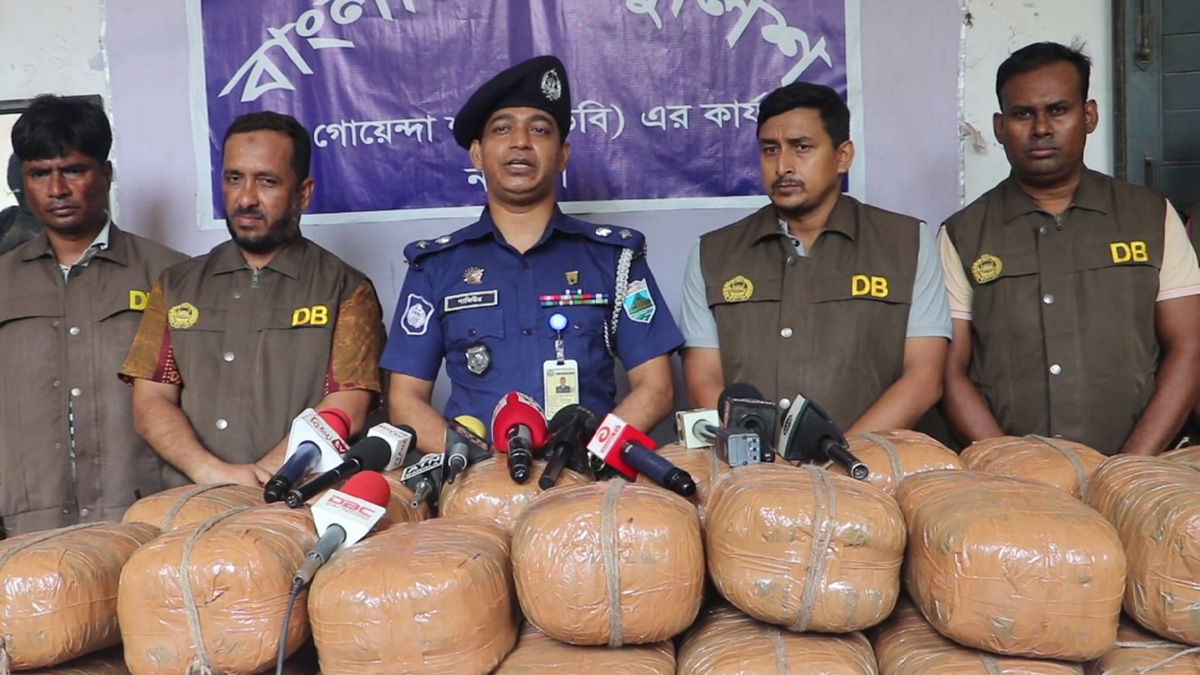 নওগাঁয় ১০১ কেজি গাঁজাসহ গ্রেফতার ২