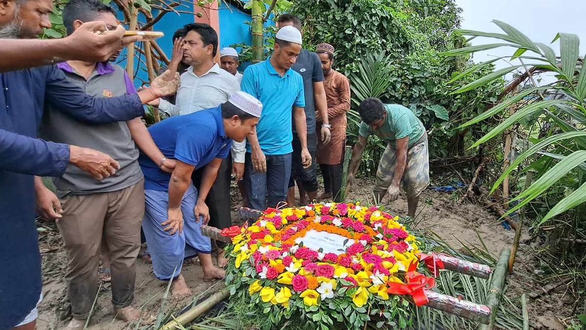 চিরনিদ্রায় শায়িত হলেন সহকর্মীর গুলিতে নিহত পুলিশ সদস্য মনিরুল