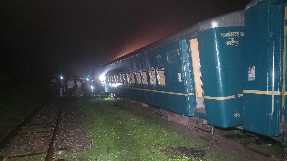 বগুড়ায় ট্রেন লাইনচ্যুত, ৫ জেলার সঙ্গে বন্ধ রেল যোগাযোগ