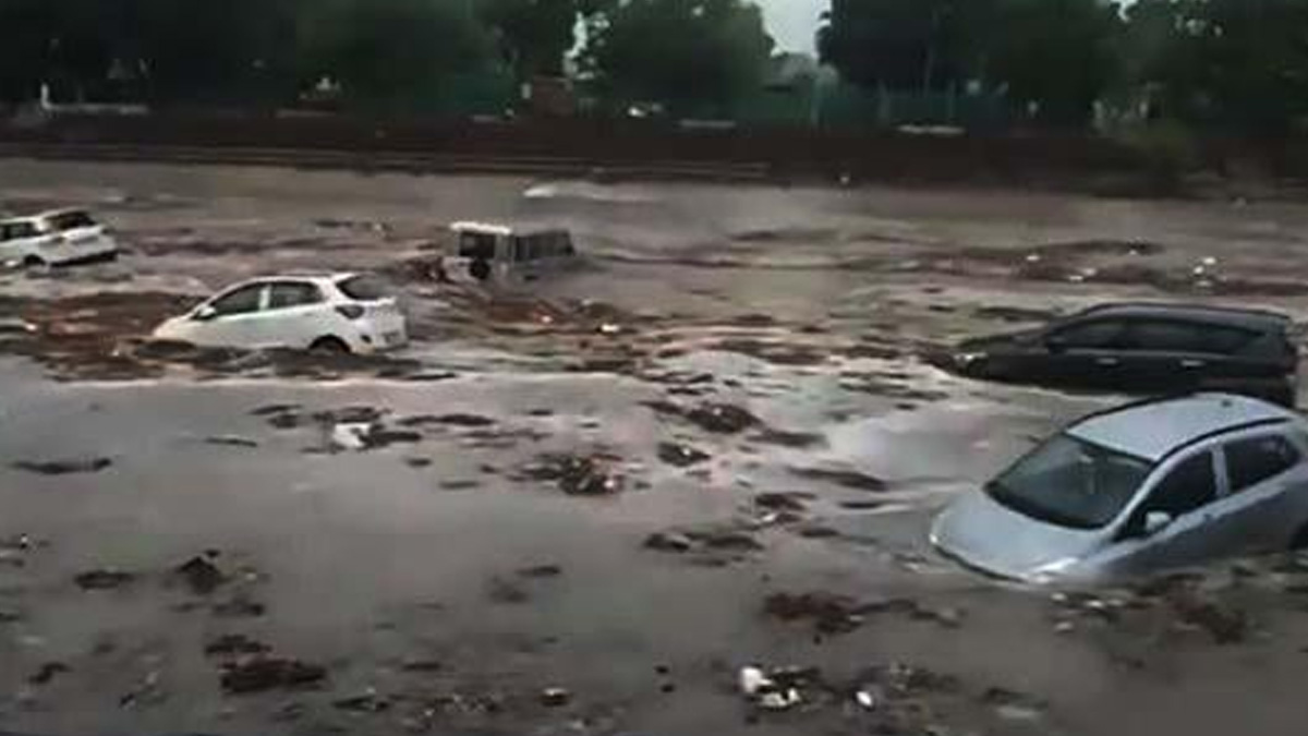 উত্তরাখণ্ডে প্রবল বন্যায় ভেসে যাচ্ছে ঘরবাড়ি, রেড অ্যালার্ট জারি