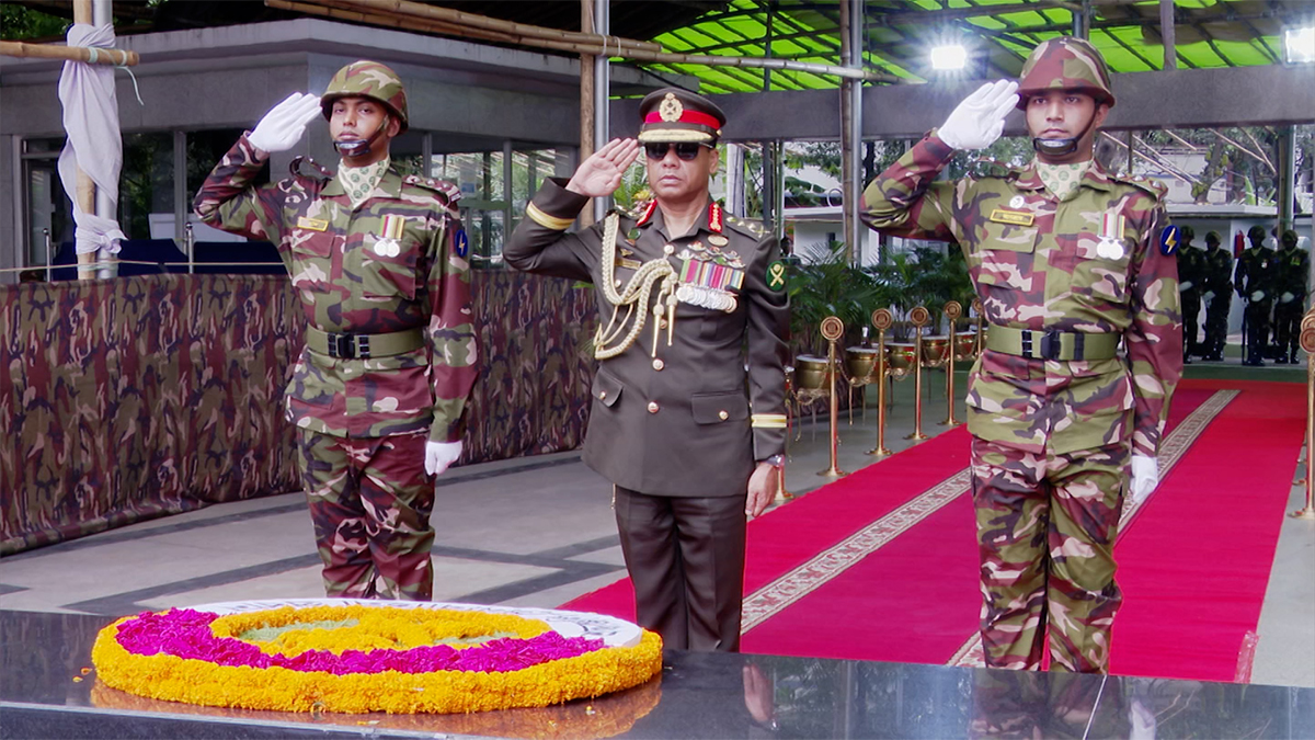 জাতির পিতার প্রতিকৃতিতে সেনাপ্রধানের পুষ্পস্তবক অর্পণ