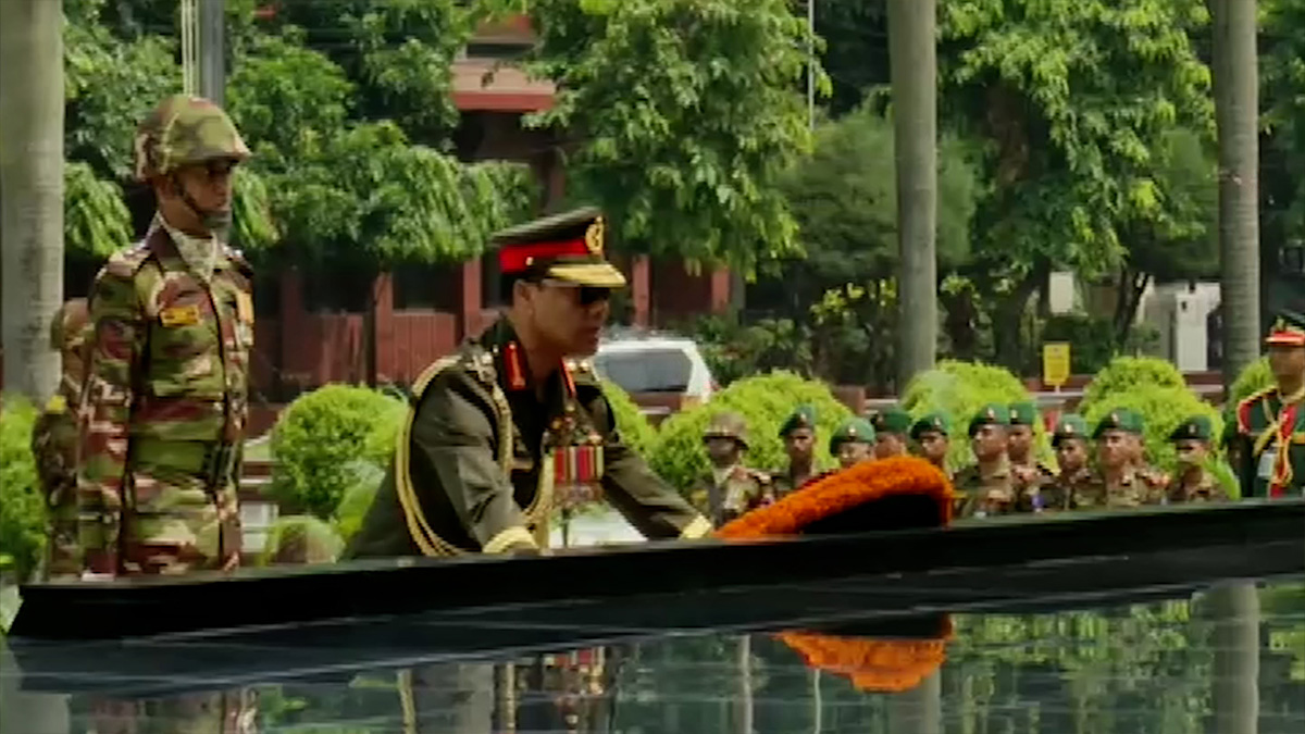 শিখা অনির্বাণে বিদায়ী সেনাপ্রধানের শ্রদ্ধা