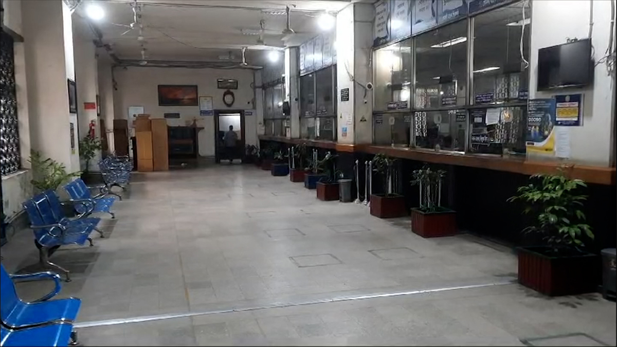 ছুটির দিনেও সীমিত পরিসরে চলছে ব্যাংকিং কার্যক্রম