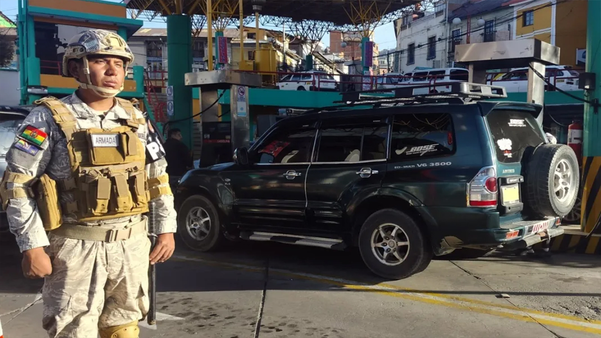 পাচার ঠেকাতে জ্বালানি স্টেশনে সেনা মোতায়েন করলো বলিভিয়া