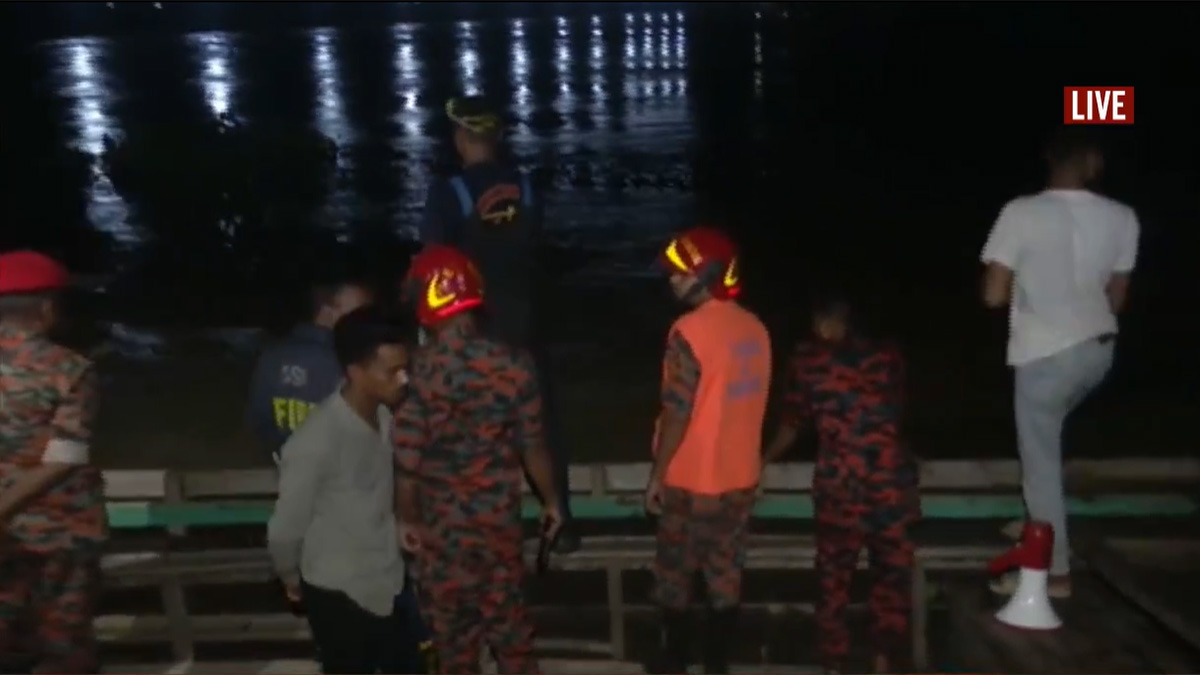 চট্টগ্রামে দাঁড়িয়ে থাকা ফেরিতে নৌকার ধাক্কা, নিখোঁজ ১