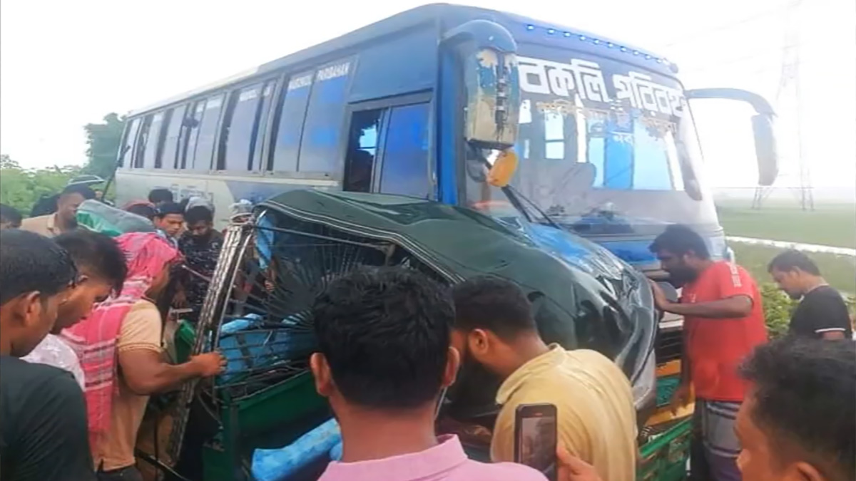 মুন্সীগঞ্জে বাস-সিএনজির সংঘর্ষে কলেজছাত্রসহ দুইজন নিহত