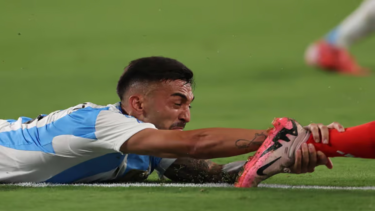 চিলির ডিফেন্ডারের পা ধরে কী করলেন নিকোলাস গঞ্জালেস!