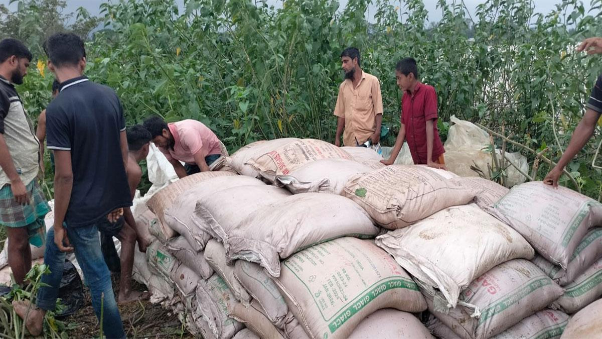 কবরস্থান থেকে উদ্ধার একশ বস্তা ভারতীয় চিনি!