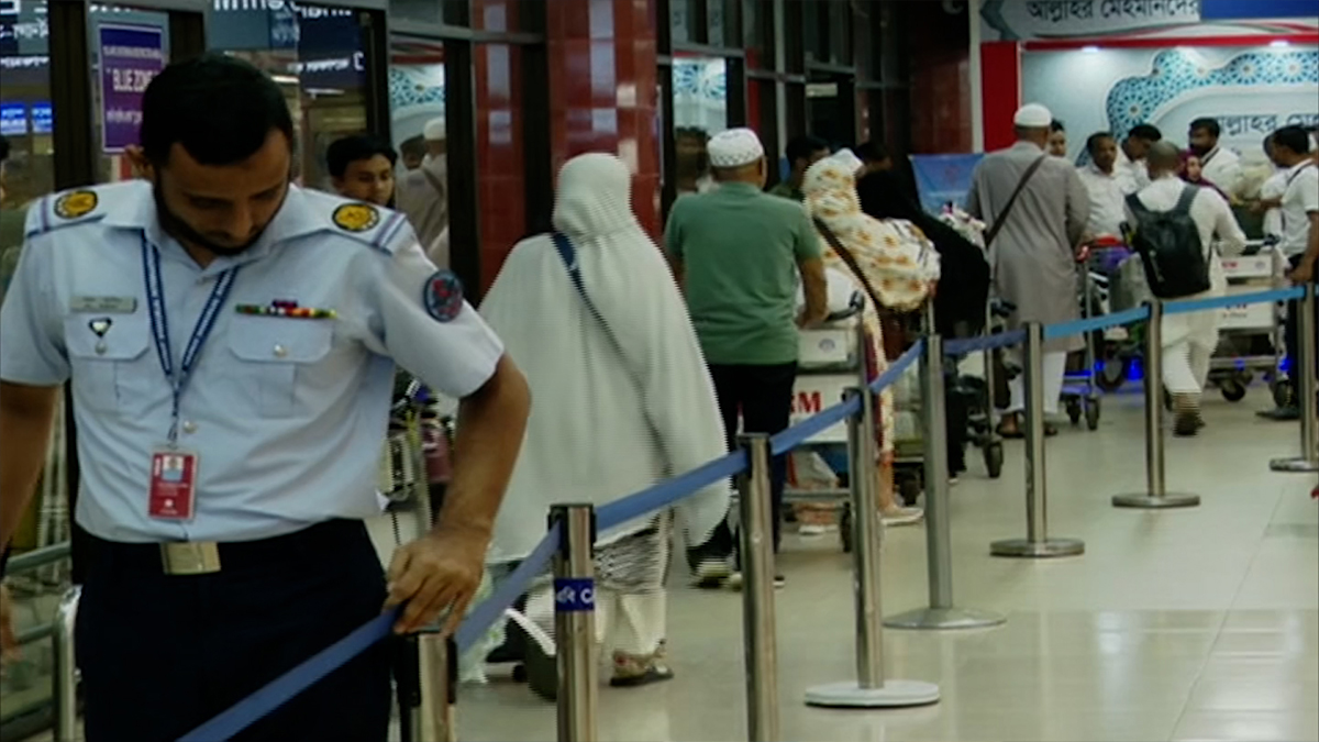 ৪১৭ যাত্রী নিয়ে ঢাকায় পৌঁছেছে প্রথম ফিরতি হজ ফ্লাইট