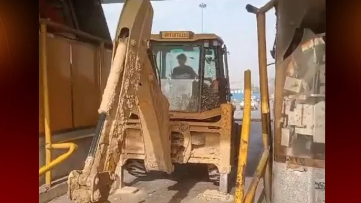 টোল চাওয়ায় বুলডোজার দিয়ে টোল প্লাজা গুঁড়িয়ে দিলেন চালক
