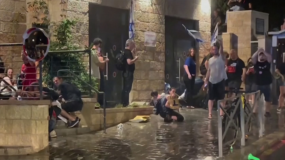 ইসরায়েলে নেতানিয়াহু বিরোধী বিক্ষোভে পুলিশের সাথে সংঘর্ষ