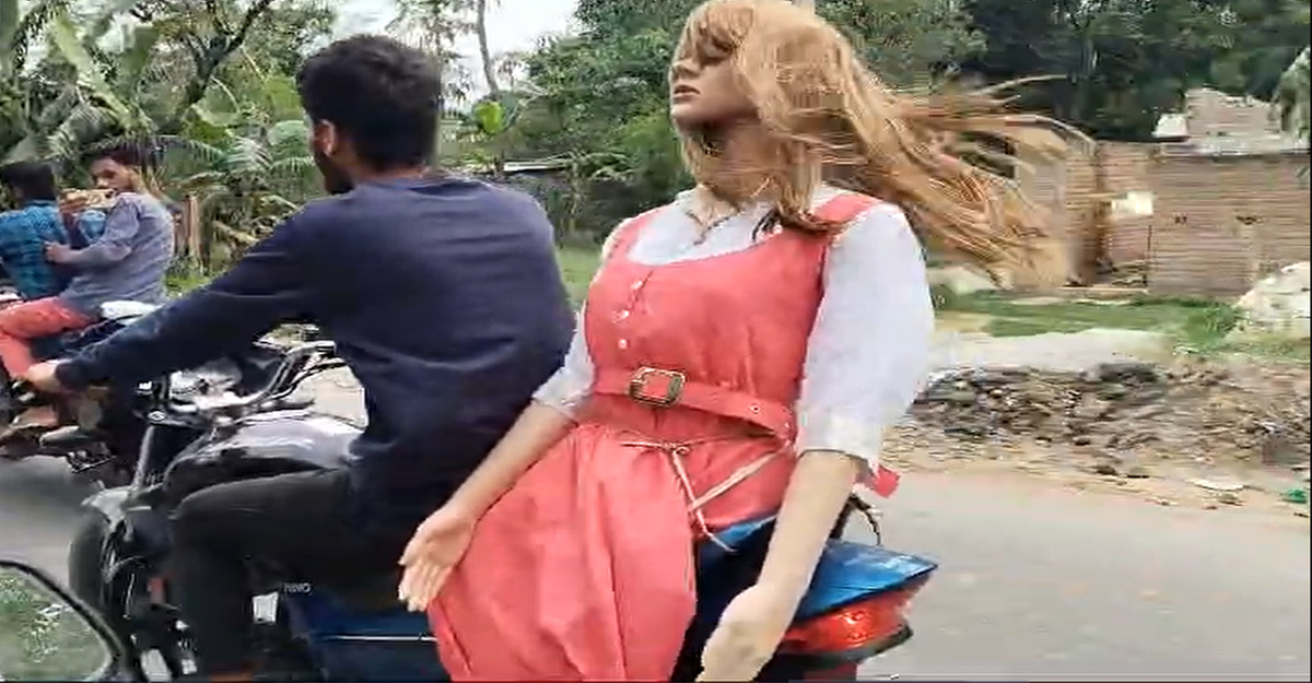 প্রেমিকাকে শিক্ষা দিতে ঈদে বাইকে পুতুল বান্ধবীকে নিয়ে ঘুরলেন প্রেমিক