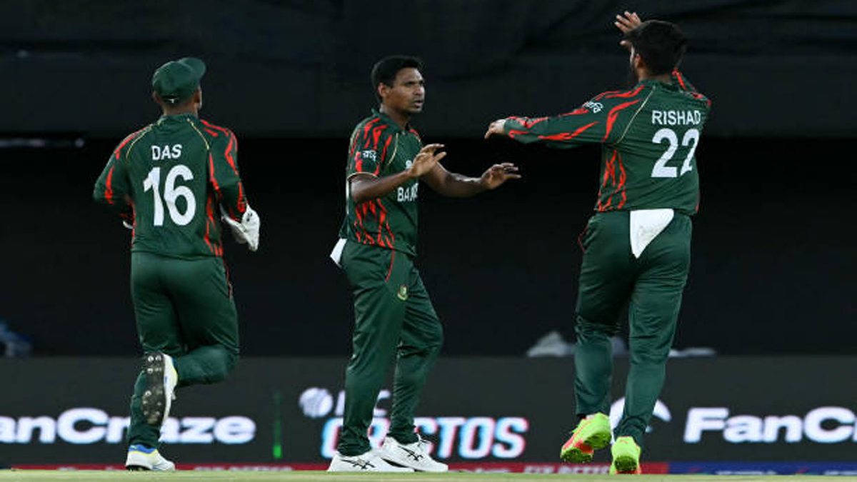 মোস্তাফিজের জোড়া আঘাত