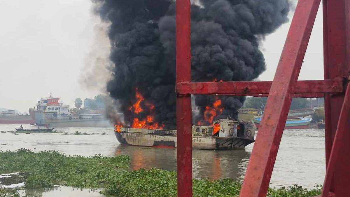 ফতুল্লায় তেলবোঝাই ট্রলারে আগুন: একজনের মরদেহ উদ্ধার