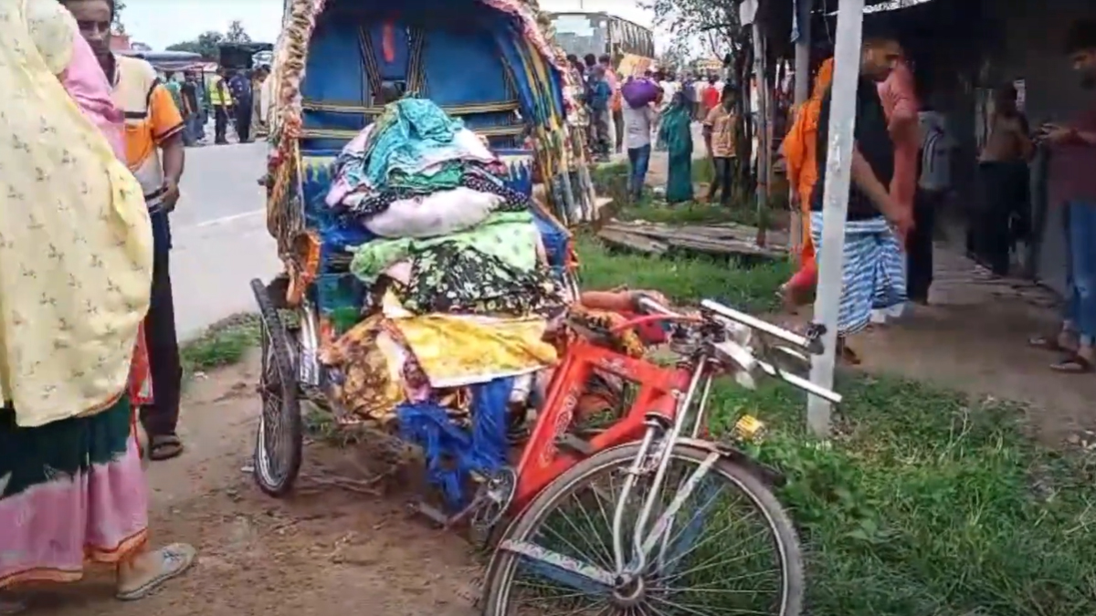 নরসিংদীতে কাভার্ডভ্যান চাপায় রিকশা আরোহী নিহত