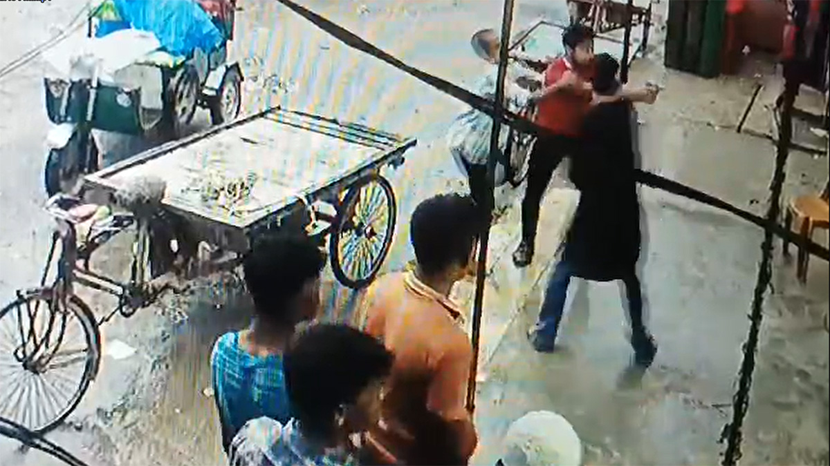 নরসিংদীতে চাঁদা না দেয়ায় প্রকাশ্যে ব্যবসায়ীকে গুলি