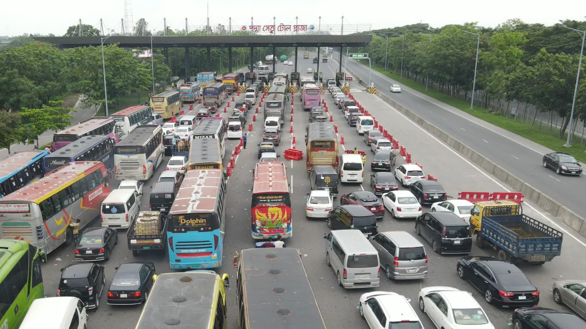 পদ্মা সেতুর টোল প্লাজায় যানবাহনের চাপ