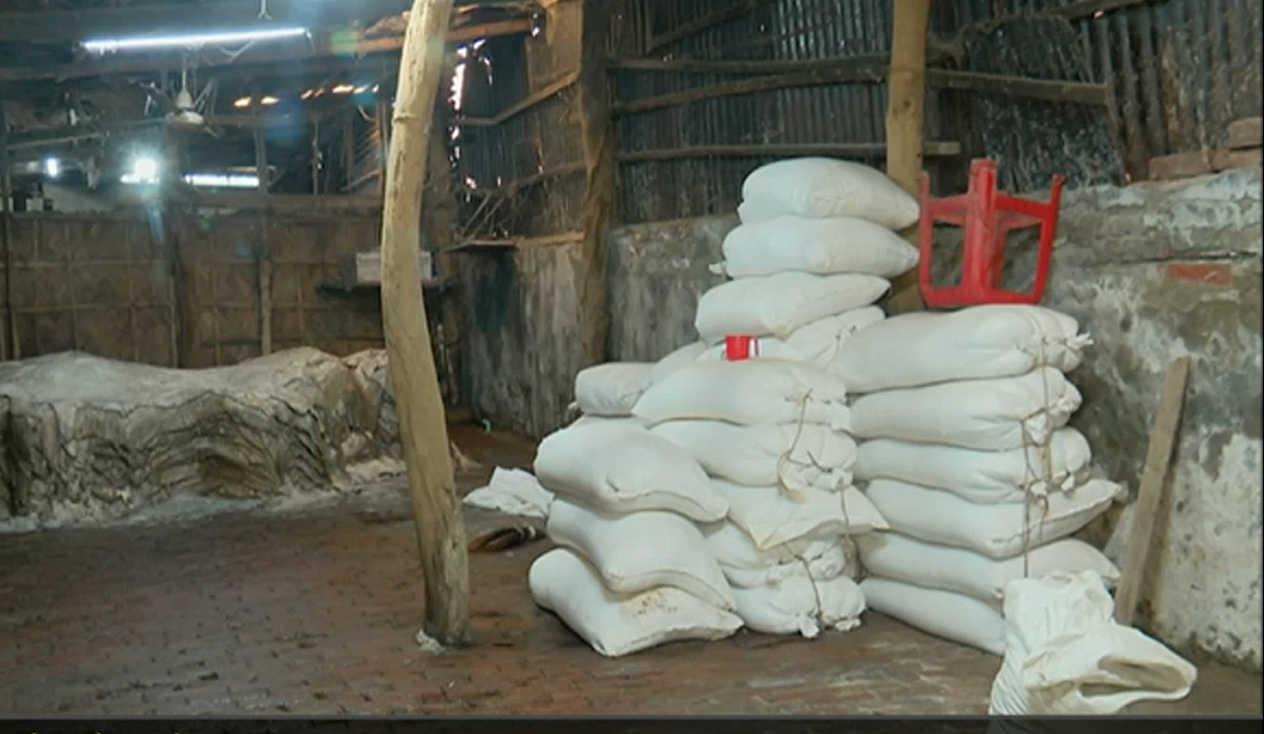 অনেকটাই জৌলুস হারিয়েছে রাজধানীর পোস্তার চামড়া আড়ত