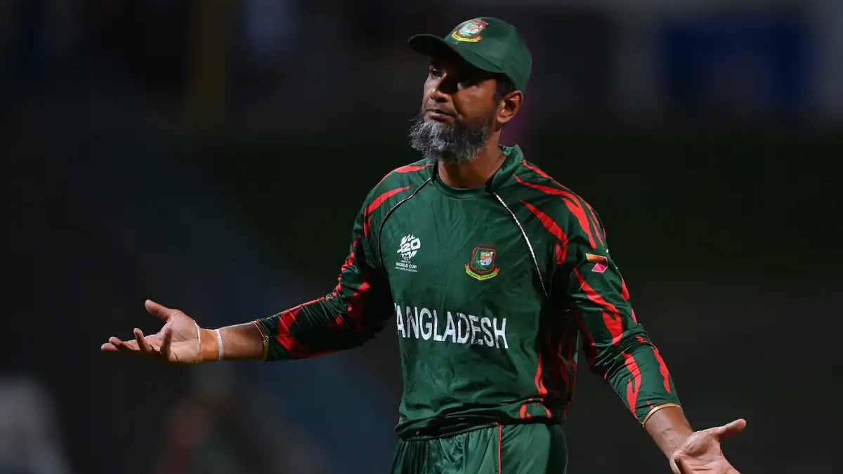 কাঠগড়ায় মাহমুদউল্লাহর ‘জ্ঞানহীন’ ব্যাটিং