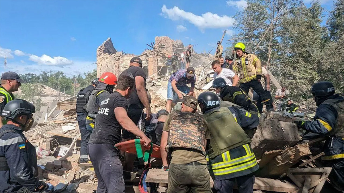 জেলেনস্কির শহরে রাশিয়ার ক্ষেপণাস্ত্র হামলায় নিহত ৯