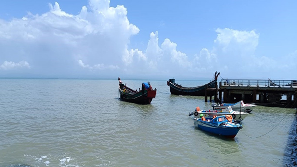 মিয়ানমারে রাতভর গোলাগুলি, আতঙ্কে টেকনাফ সীমান্তের বাসিন্দারা