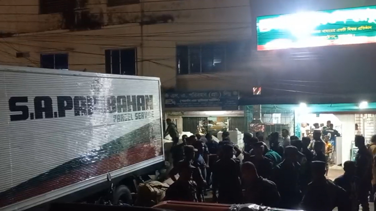 সুনামগঞ্জে কুরিয়ার সার্ভিস থেকে কোটি টাকার ভারতীয় অবৈধ পণ্য জব্দ