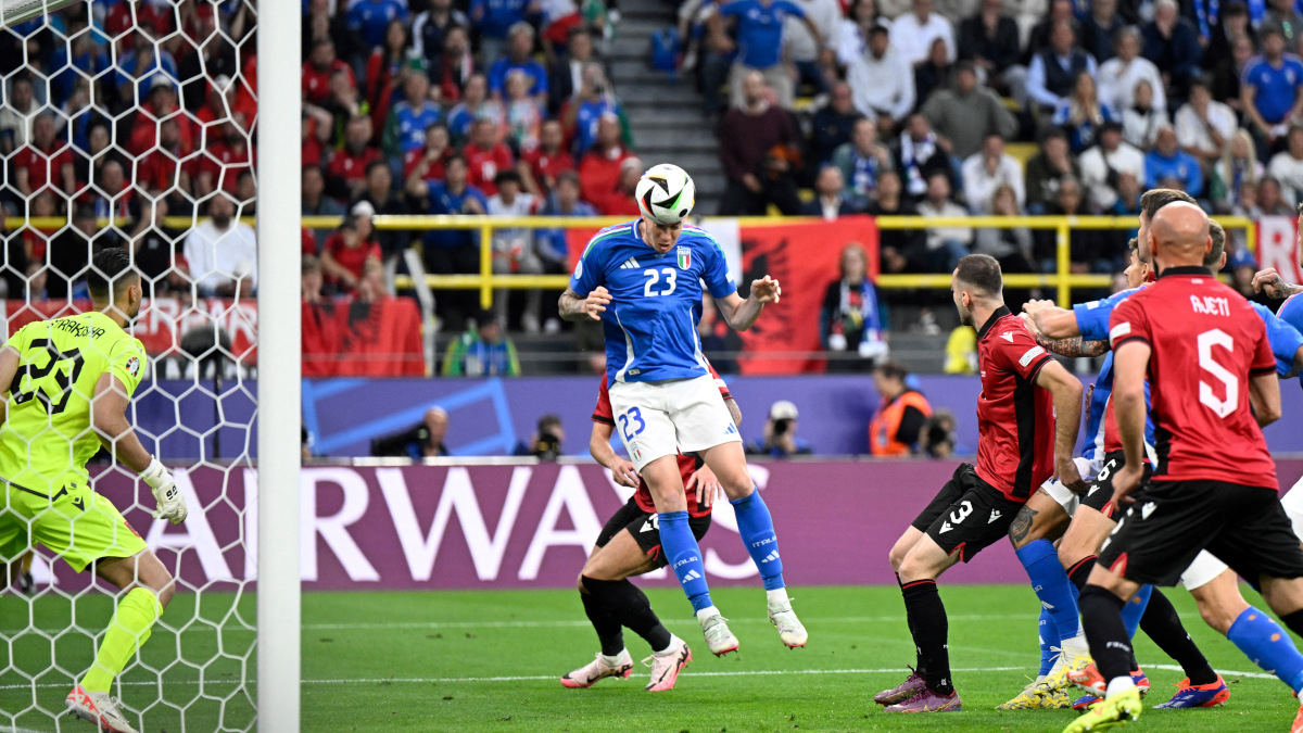 আলবেনিয়াকে ২-১ গোলে হারিয়েছে ইতালি