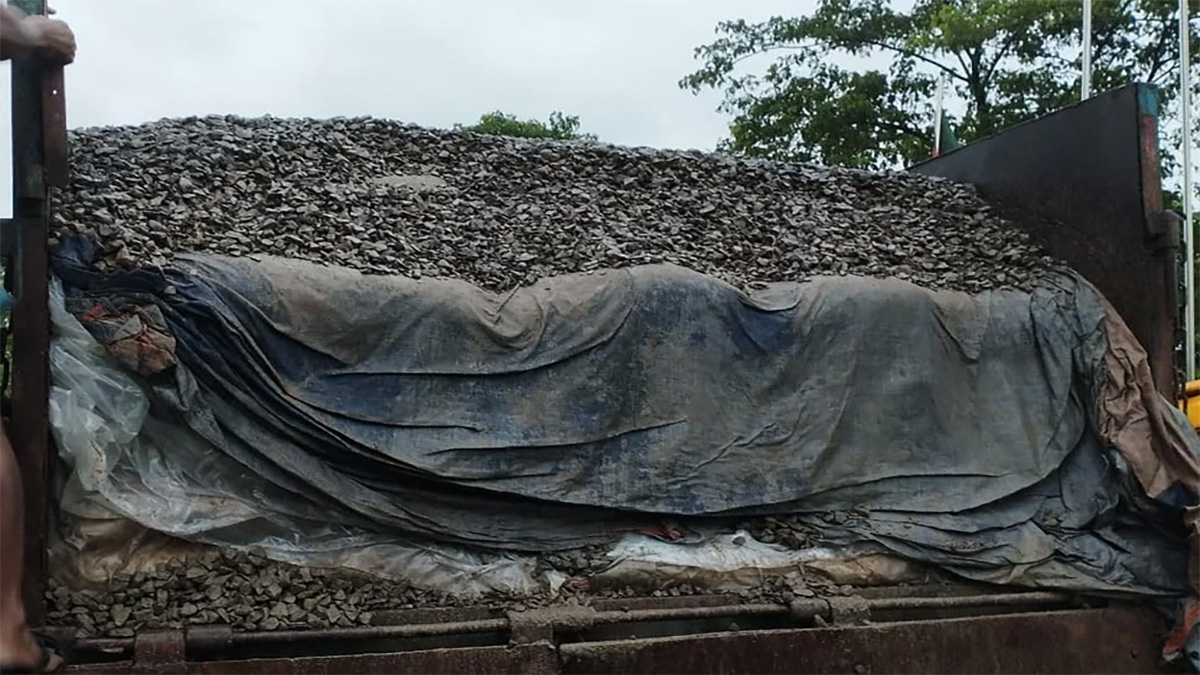 ওপরে পাথর-ভেতরে ভারতীয় চিনি, ট্রাকসহ আটক চালক