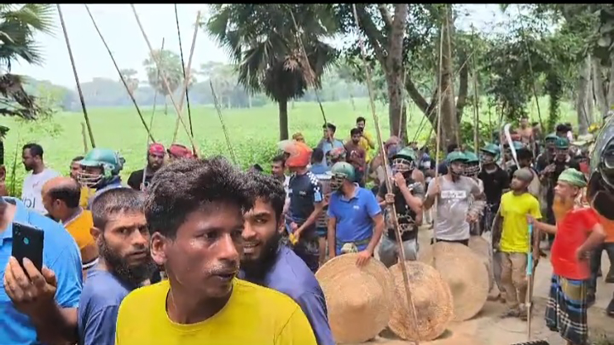 হাটে গরুর ছবি তোলা নিয়ে দুই গ্রামবাসীর সংঘর্ষে আহত ১০
