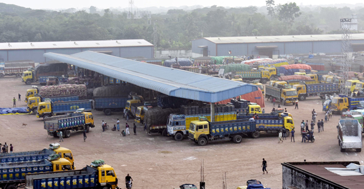 ভোমরা বন্দরের পার্কিংয়ে ট্রাক চাপায় ভারতীয় হেলপার নিহত