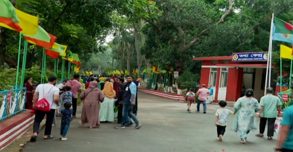 ঈদের ২য় দিনে জাতীয় চিড়িয়াখানায় দর্শনার্থীদের ভিড়