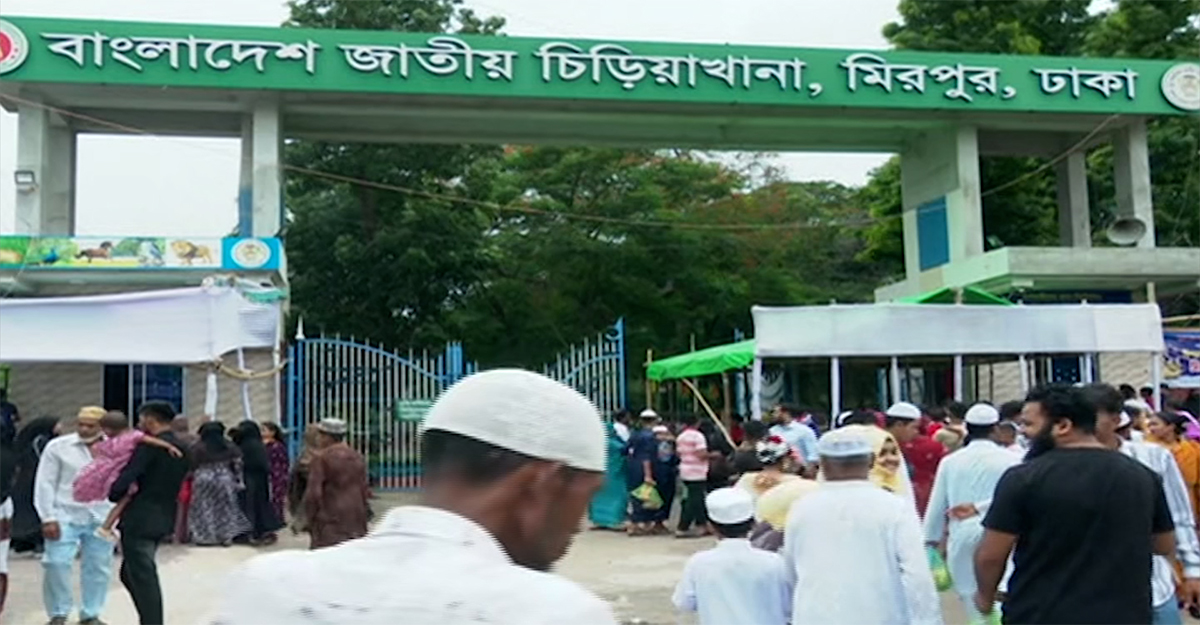 ছুটি শেষেও চিড়িয়াখানায় দর্শনার্থীদের উপচে পড়া ভিড়