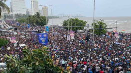 কোহলিদের অপেক্ষায় ওয়াংখেড়ে, মুম্বাই মেরিন ড্রাইভে হাজার হাজার মানুষের ঢল