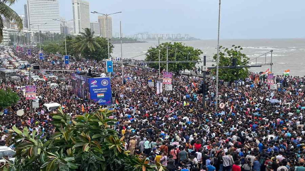 কোহলিদের অপেক্ষায় ওয়াংখেড়ে, মুম্বাই মেরিন ড্রাইভে হাজার হাজার মানুষের ঢল