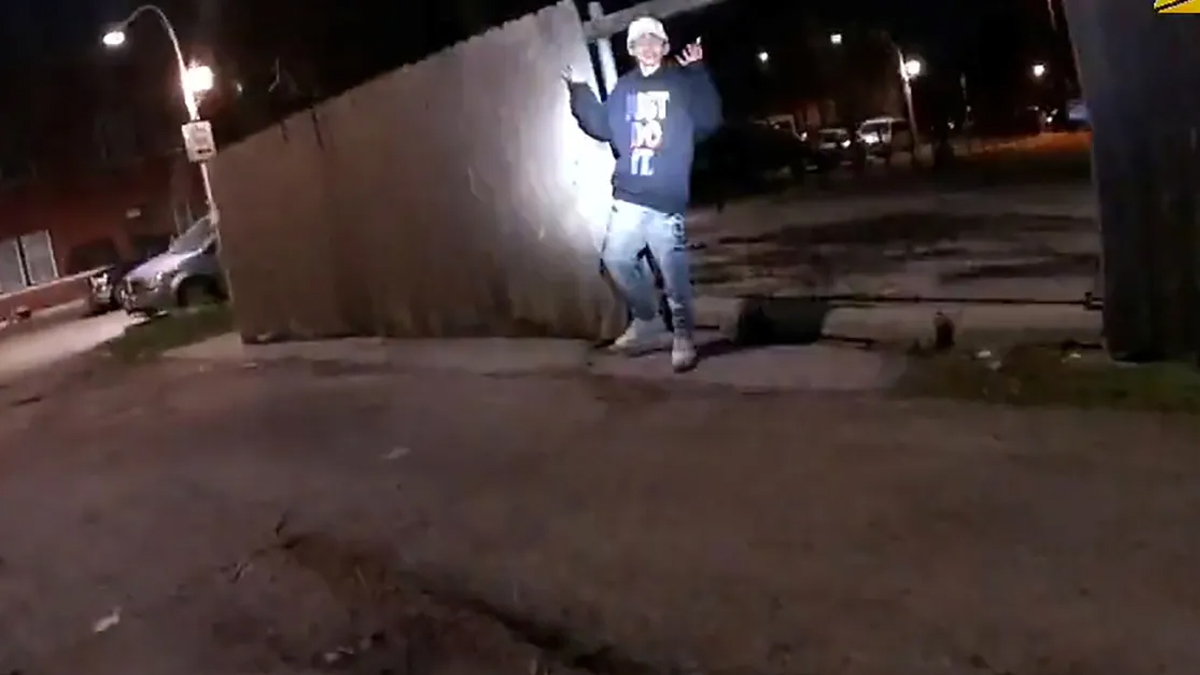 খেলনা অস্ত্র হাতে ১৩ বছর বয়সী কিশোর, গুলি করে মারলো মার্কিন পুলিশ