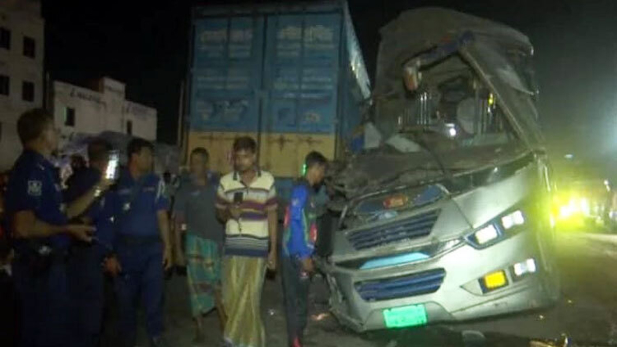 বগুড়ায় বাস-কাভার্ডভ্যানের মুখোমুখি সংঘর্ষে ৪ জন নিহত