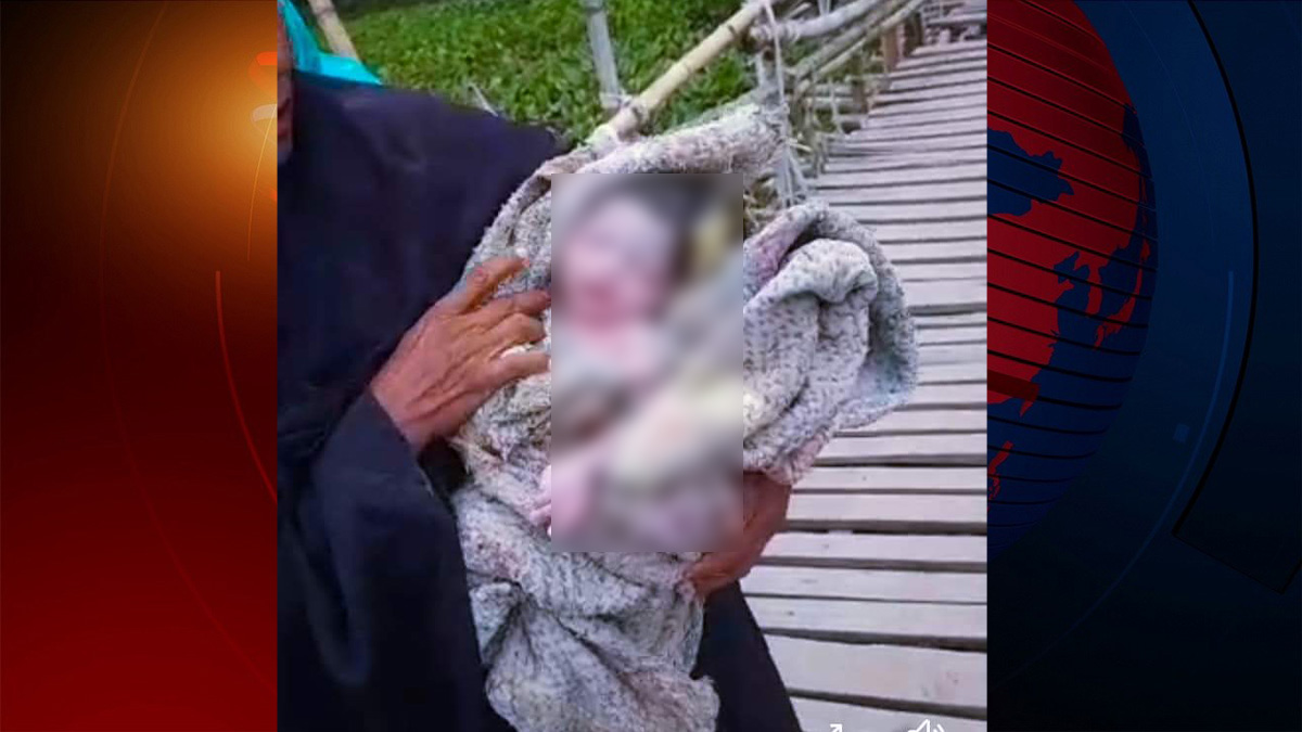 নড়বড়ে সাঁকোয় আটকে গেলো প্রসূতির পা, সেখানেই জন্ম নিলো স্বপ্না